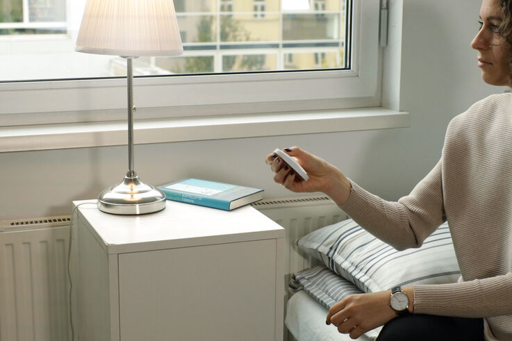 Frau testet AAL-Lampe. (Bild: FSW) Frau testet AAL-Lampe. (Bild: FSW)