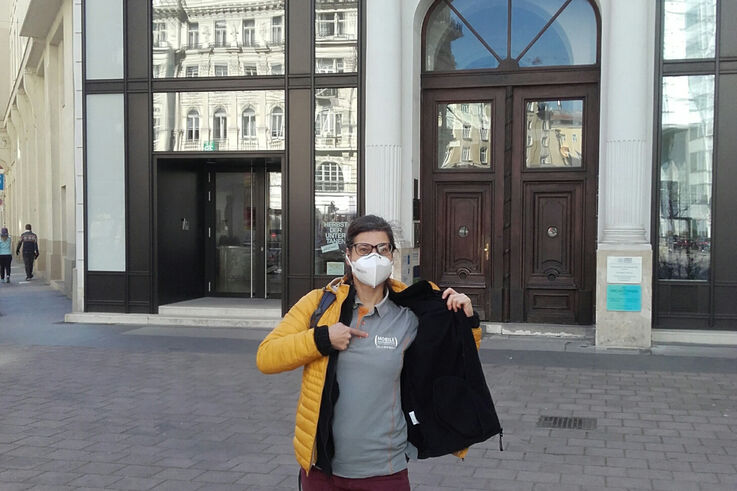 Die diplomierte Gesundheits- und Krankenpflegerin Alexandra Hartl unterwegs in Wien (Bild: FSW)